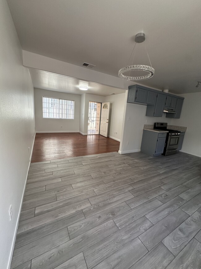 Photo - 1827 N Mariposa Ave