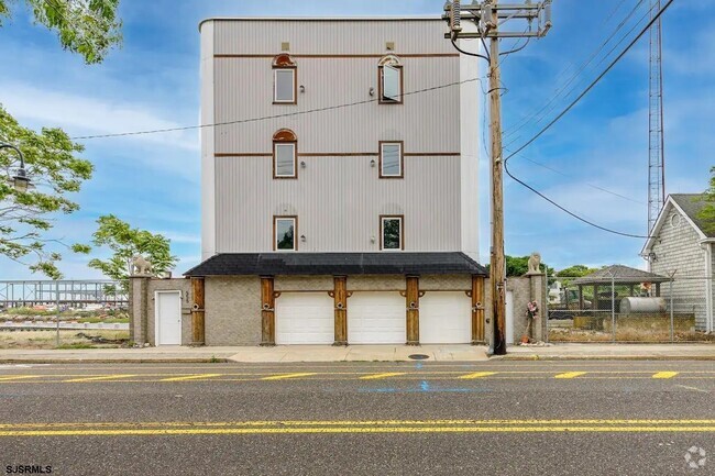 Building Photo - 555 N Maryland Ave Unit 2nd floor Rental