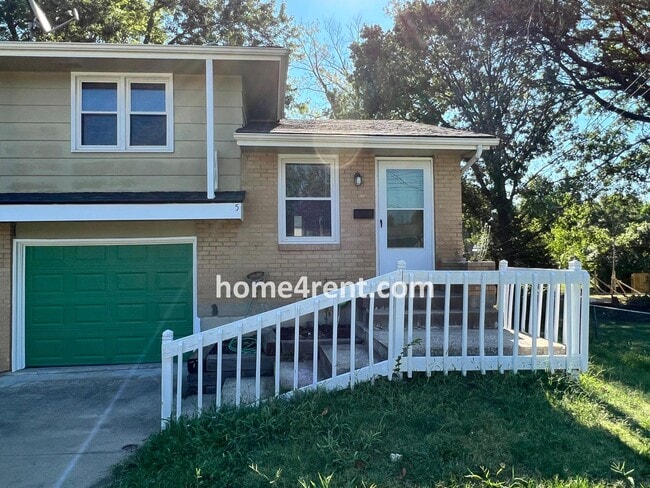 Photo - Attractive Lee's Summit Half Duplex w/ Lots of Natural Light and Spacious Bedrooms!