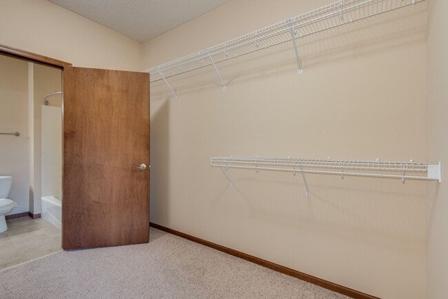 Oaks Glen Lake Apartments