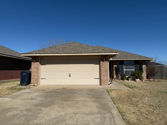 Building Photo - Spacious 2BD/2BTH Home Minutes away from Top Golf Chisholm Creek Shopping Center and Quail Spring...