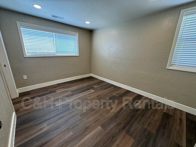 Photo - 302 N 5th Ave