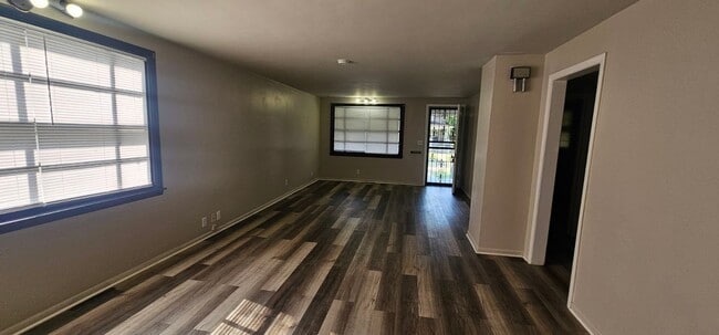 1105 W Jefferson Blvd