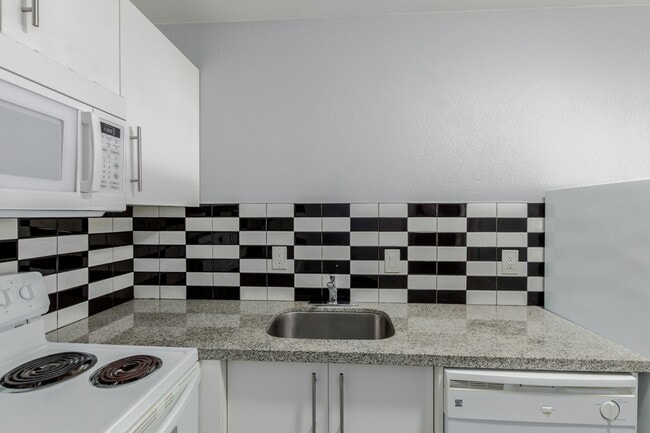 Building Photo - 2 bedroom 1 bathroom Unit 2