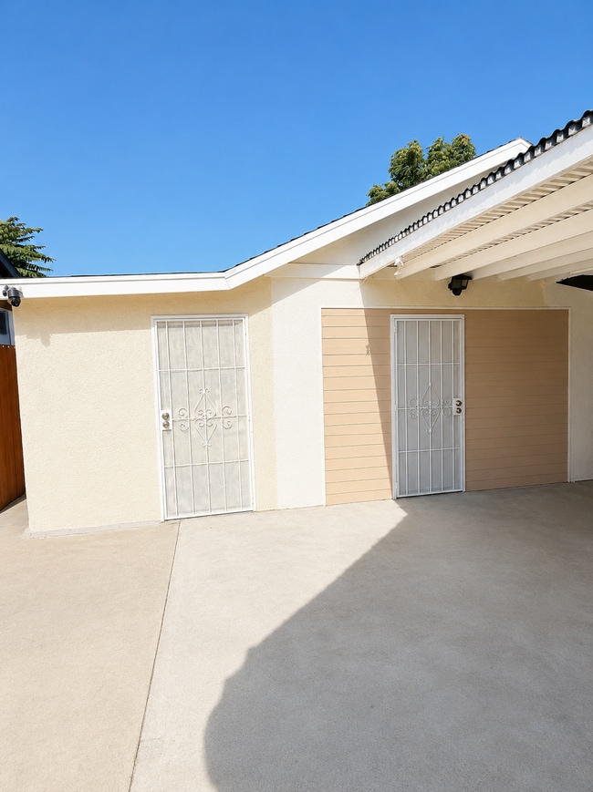 Photo - 9622 Evers Ave Unidad Back House