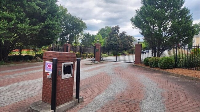 Photo - 622 Summer Pl NW