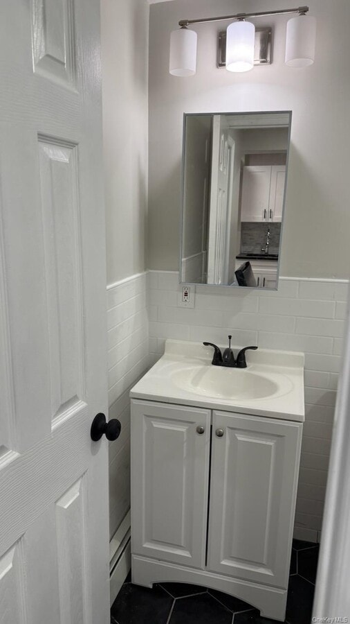 Photo - 952 E 224th St