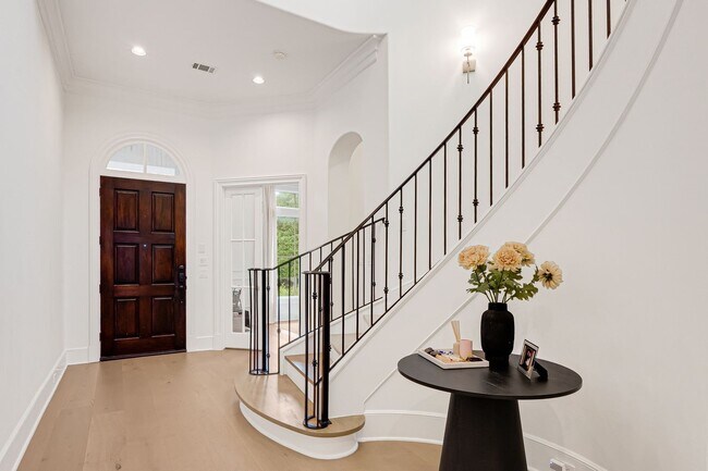 Photo - 2706 Tudor Manor