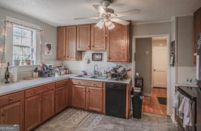 Photo - 470 Clover St