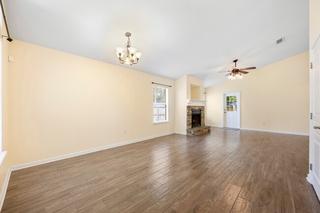 Photo - 911 Fleming St