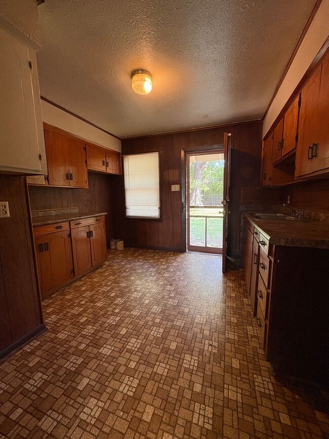 Photo - Cozy home with large living and dining area!