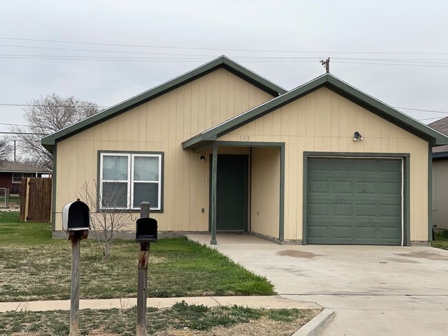 Building Photo - 3 Bd / 2 Bath and great back yard