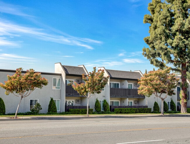 Bulevar Yorba Linda - Sturbridge Village Apartments