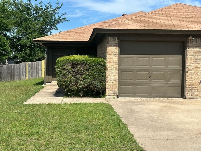 Building Photo - Coming Soon! Nice 2 Bedroom, 2 Full Bath Duplex Located in Saginaw.