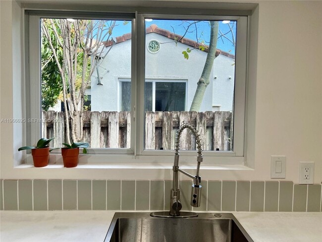 Photo - 1623 Johnson St