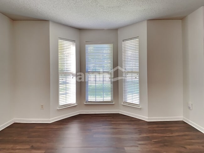 Photo - 6308 Dumont Ln