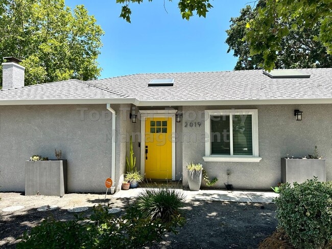 Beautifully updated 3 Bed / 2 Bath / 1,584... - Beautifully updated 3 Bed / 2 Bath / 1,584... House