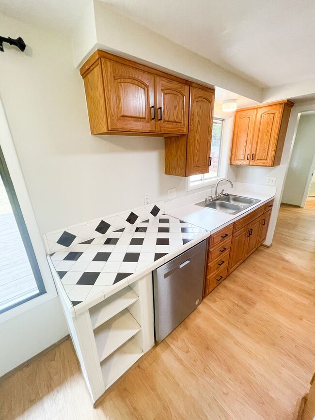 Photo - 3 Bedroom, 2 bath house in Moyina Heights