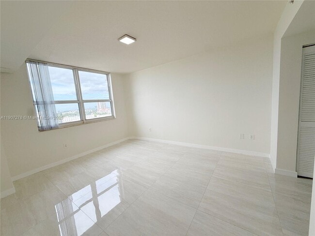 Photo - 19501 W Country Club Dr Unidad 1410