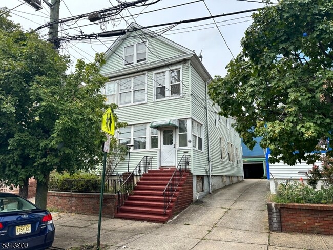 Building Photo - 213 S 5th St