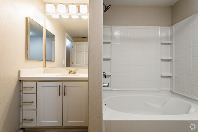 1BR, 1BA - 889SF