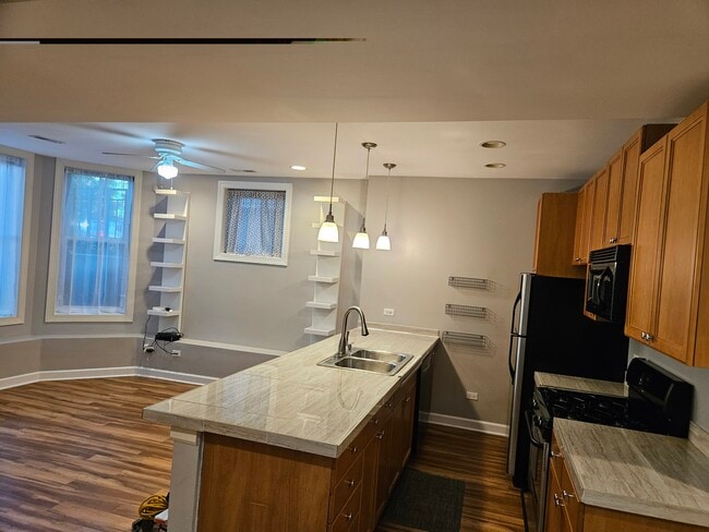 living room - 3450 N Bosworth Ave Unit G