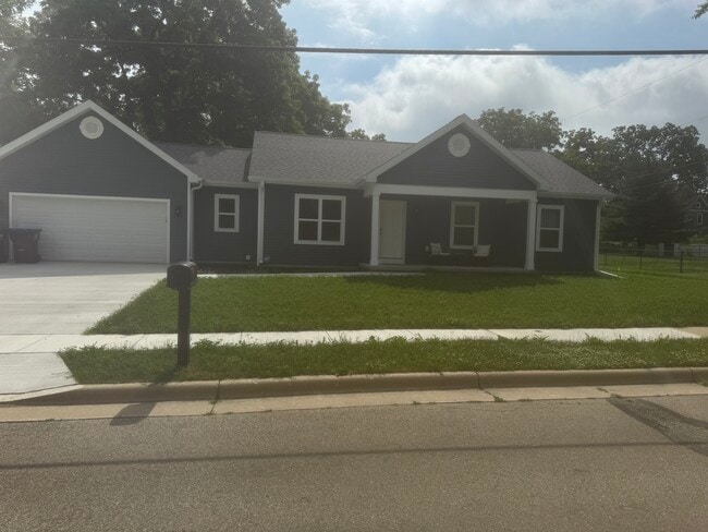 Front yard - 102 S Prairie Ave House