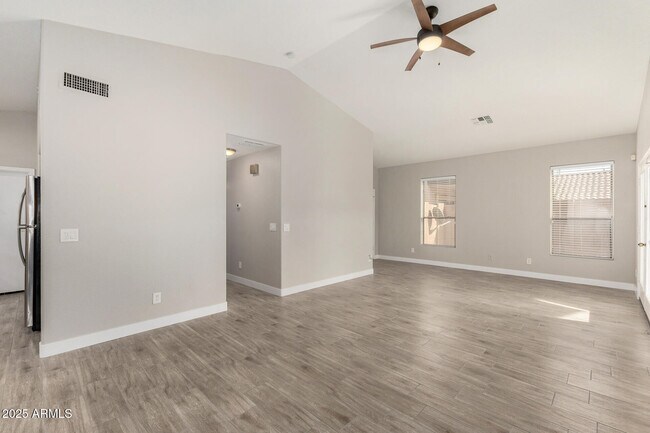 Photo - 911 E Lovegrass Dr