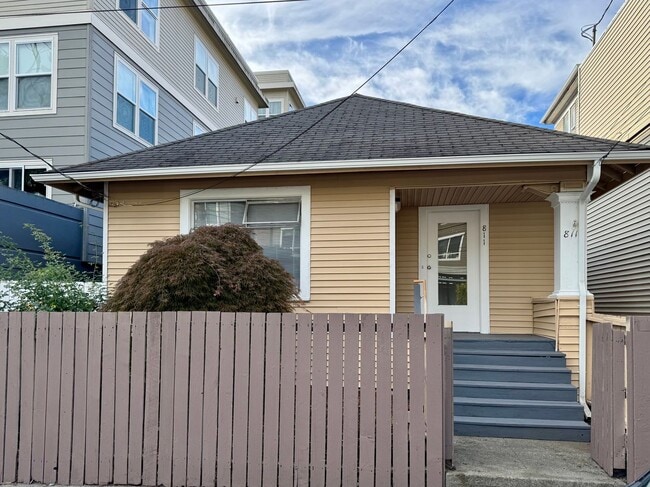 Building Photo - Queen Anne Home