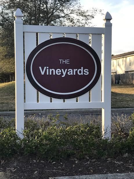 Building Photo - 2330 Vineyard Dr Unit # N4