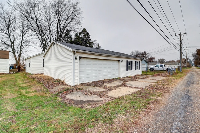 Photo - Spacious Family Home Near Schools and Parks in Rock Falls