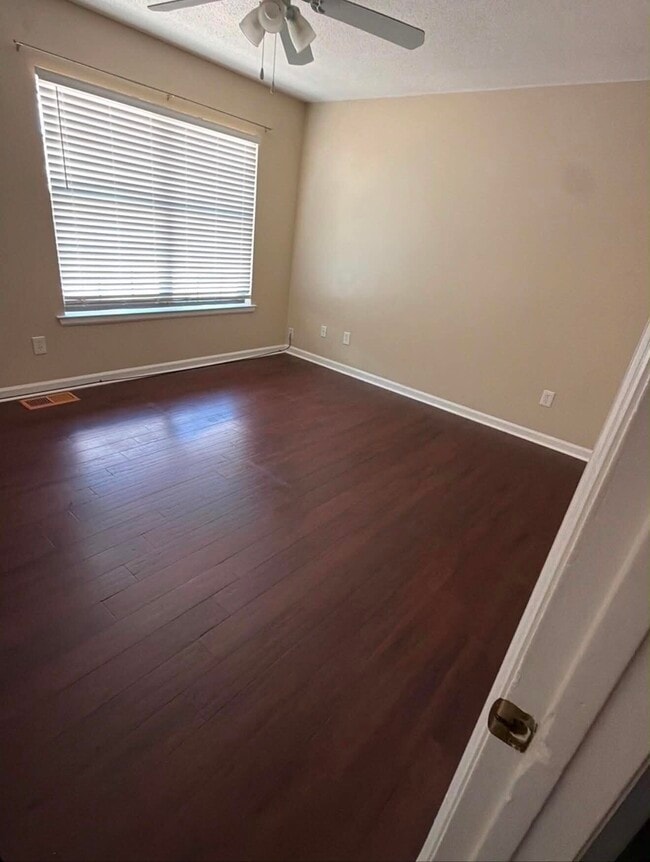 Photo - 208 Oak St SE