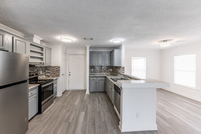 Photo - 108 Varsity Dr