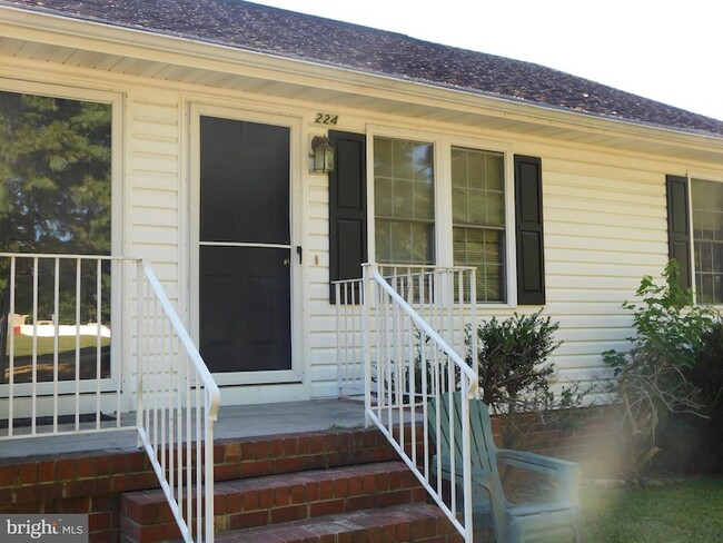 Building Photo - 224 W Broaddus Ave Rental