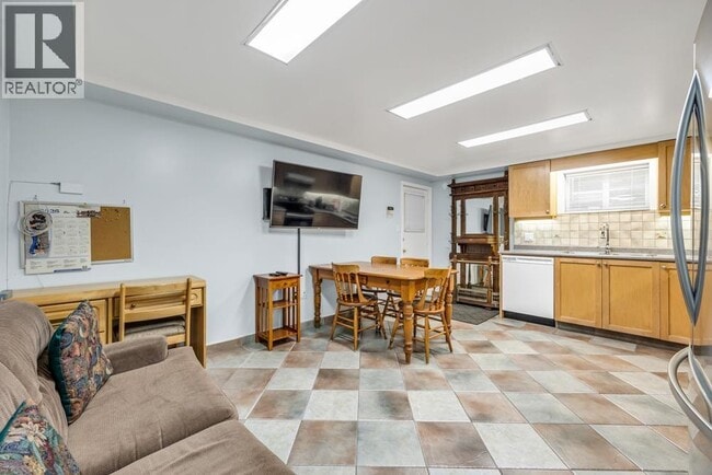 Photo - 556 Kaslo St