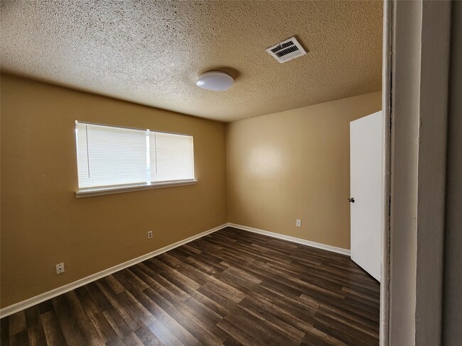 Building Photo - 4311 Yellowstone Blvd Unit 6 Rental