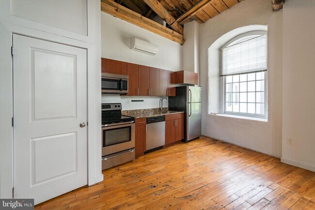 Building Photo - 4 Leverington Ave Unit 305