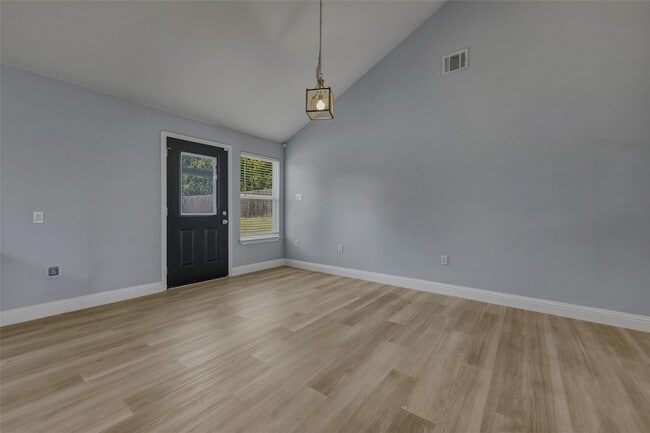 Photo - 324 Hillcroft Rd