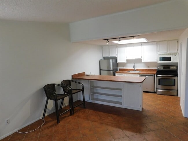 Building Photo - 557 7th Pl Unit 557
