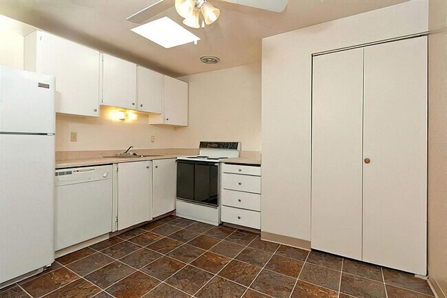 Cocina moderna con electrodomésticos renovados en Cottage Bay Apartments, Bremerton, WA - Cottage Bay Apartments