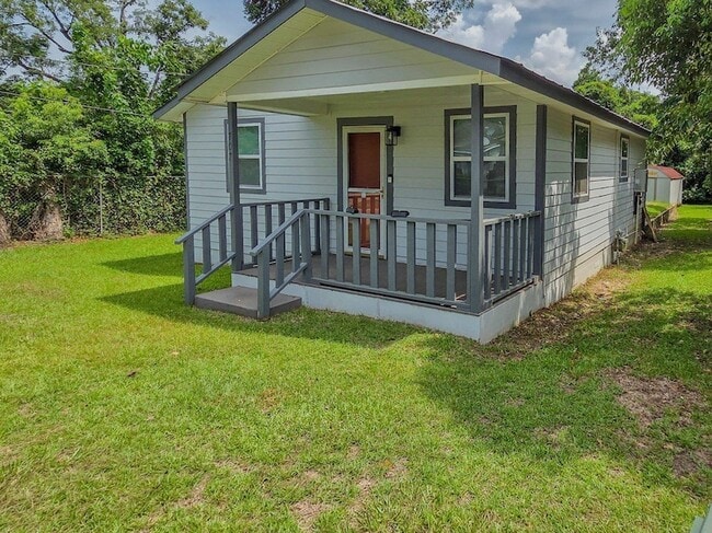 Photo - 707 Dent St