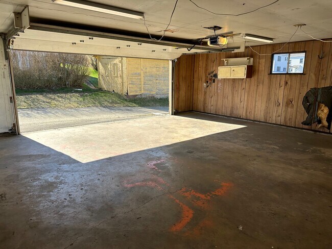 Photo - 612 N 3rd St Unidad Garage