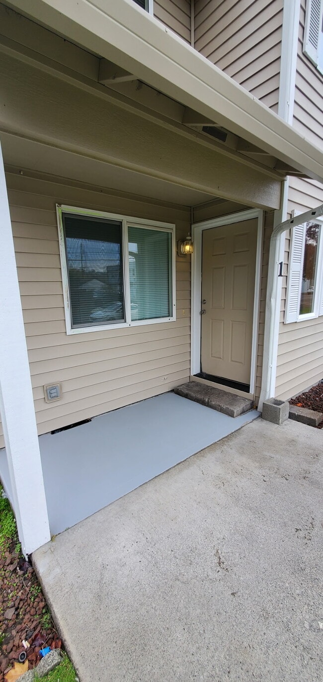 Building Photo - 825 Maple St