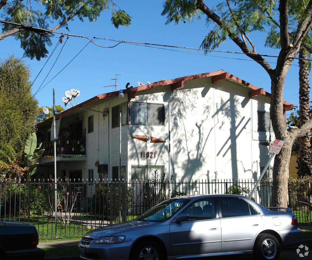Photo - 11021 Hesby St