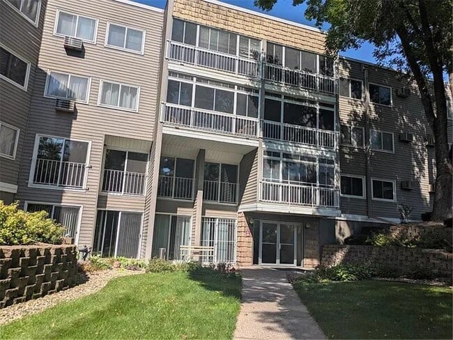 Building Photo - 135 Viking Dr E Unit 220
