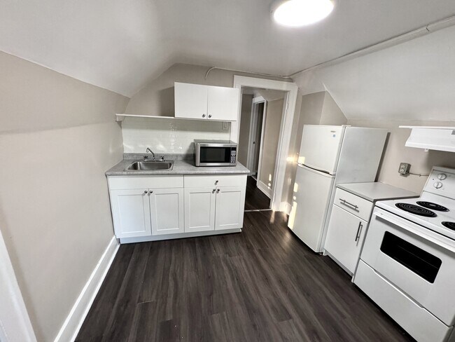 Photo - 1073 Albert Rd Unit Upper