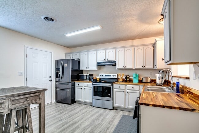 Photo - 720 Monroe Senter St