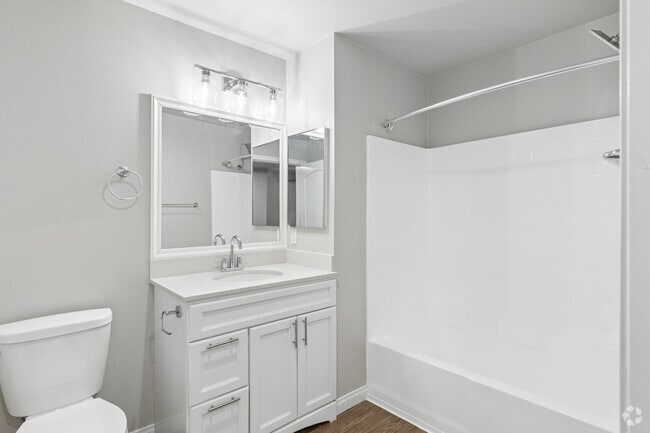 2BR, 2BA - 992SF - Secondary Bathroom