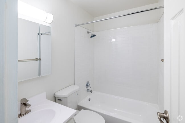 2 habitaciones, 1,5 baños - 850 pies cuadrados - Baño principal