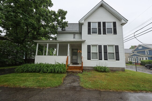 Building Photo - 736 Maple St